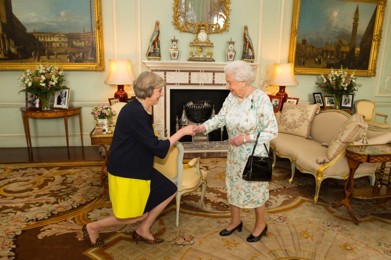 Um aperto de mão entre a rainha Elizabeth II e Theresa May oficializou o início de um novo governo do Reino Unido
