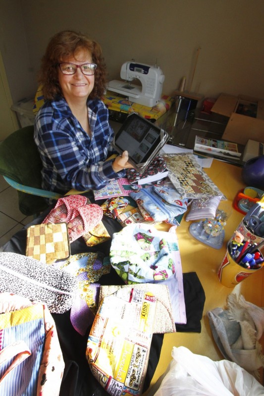 Tais Gandolfi usa o ambiente virtual para aprender, n&atilde;o para divulga&ccedil;&atilde;o Foto: MARCELO G. RIBEIRO/JC