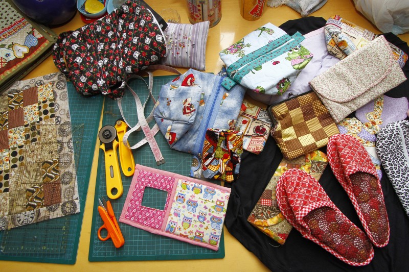  Gera&ccedil;&atilde;oE    Entrevista com Tais Gandolfi ? artes&atilde; que faz trabalhos em pathwork e aprende em tutoriais na internet.   Foto: MARCELO G. RIBEIRO/JC