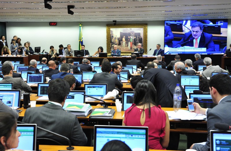  Manobras e requerimentos obrigaram o presidente Osmar Serraglio a encerrar a reunião