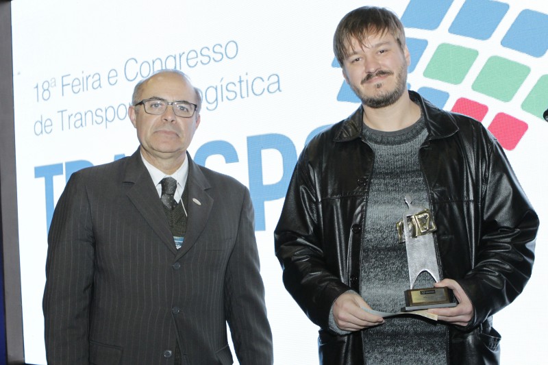 Jefferson Klein (d) recebeu o troféu do diretor institucional Sérgio Neto 