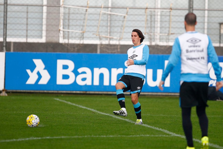 Geromel se recuperou de lesão e pode encarar o Sport