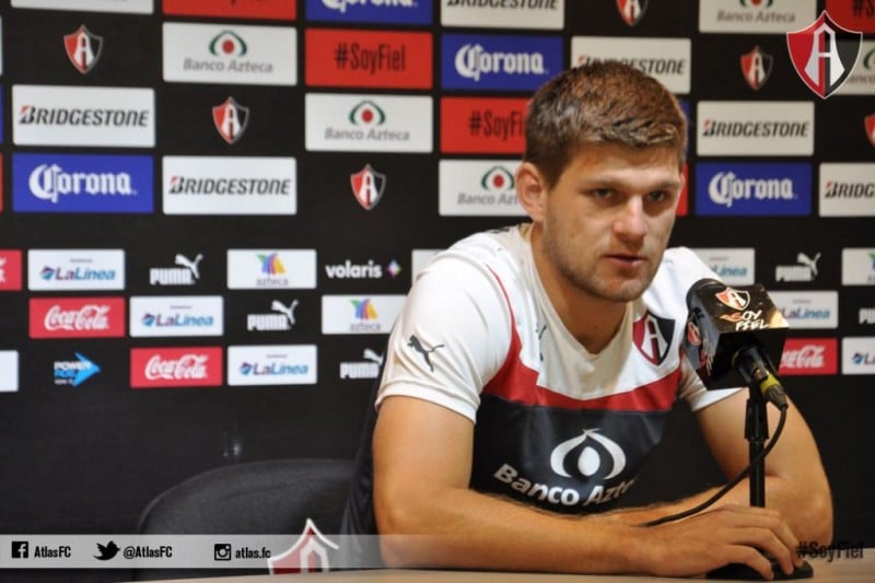 A diretoria do Grêmio oficializou a contratação do zagueiro Walter Kannemann