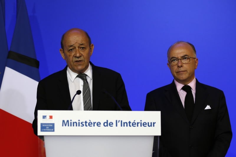 Jean-Yves Le Drian, ministro da Defesa, e Bernard Cazeneuve, ministro do Interior, falaram com a imprensa sobre o atentado
