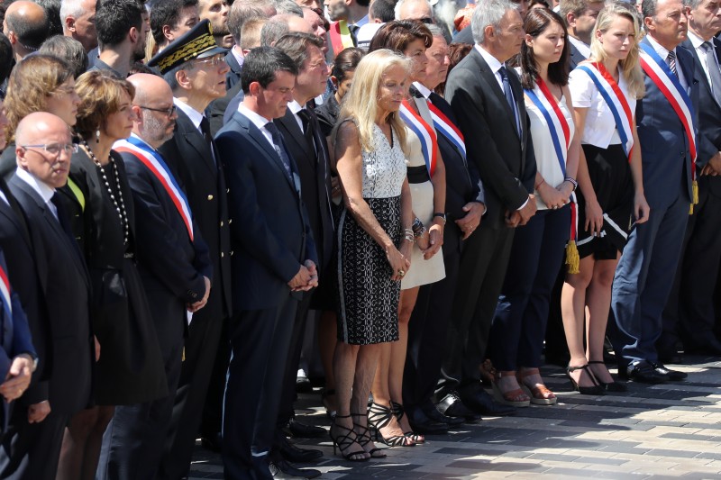 Líderes franceses, prefeitos e representantes diplomáticos compareceram à cerimônia