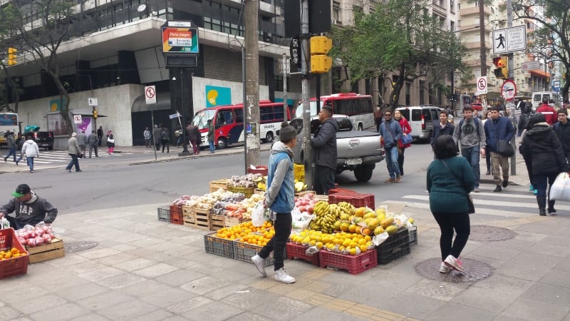 Bancas de frutas e verduras na Av. Borges de Medeiros, no Centro Histórico