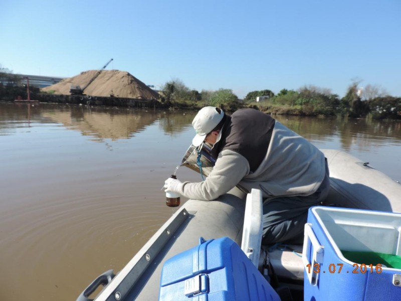 Fepam coleta água do Lago Guaíba para verificar problema em cheiro e gosto 