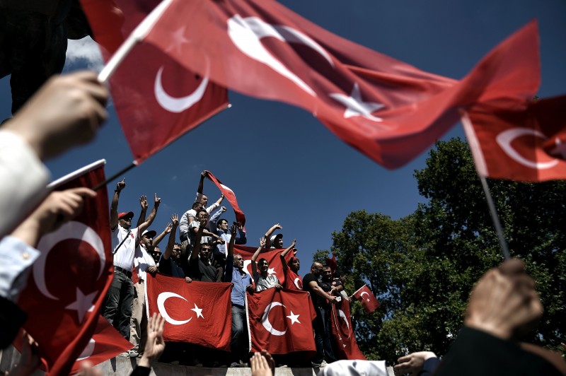 Apoiadores de Erdogan foram às ruas de Istambul ontem em favor do presidente
