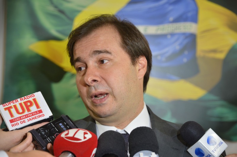 Parlamentares pressionam Rodrigo Maia para ler o processo de cassação ainda esta semana