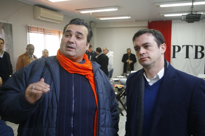 Claudio Janta (e) e Maurício Dziedricki aguardam posição de DEM e PP