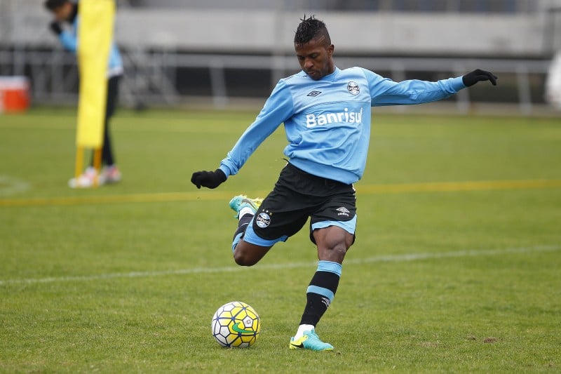 O único atleta que atua no futebol brasileiro presente na convocação foi o atacante do Grêmio
