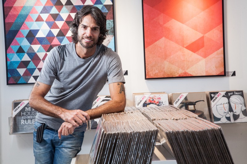 Andr&eacute; Diniz fundou a Urban Arts, que gera renda inclusive para artistas que vendem obras pela internet Foto: Douglas Luccena