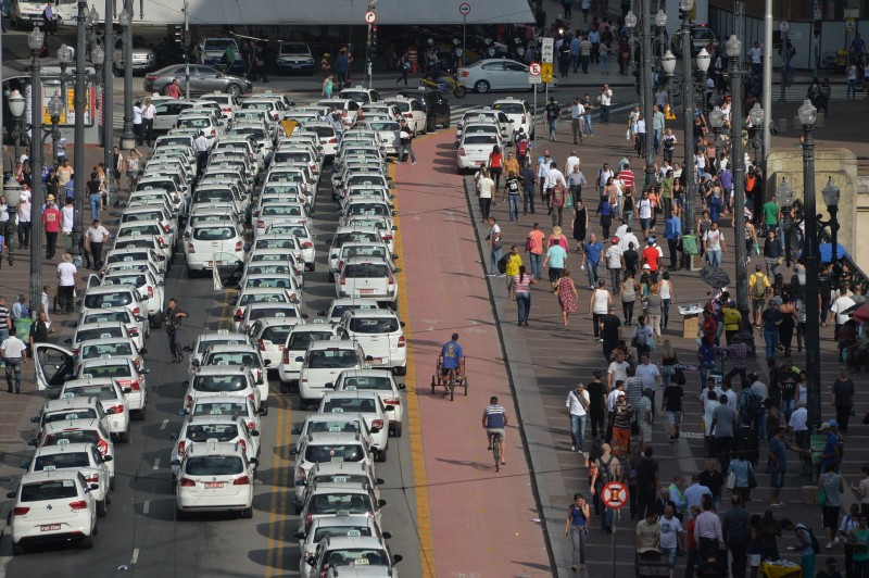 Taxistas paulistas protestaram contra a regulamentação, mas prefeitura acabou normatizando o serviço