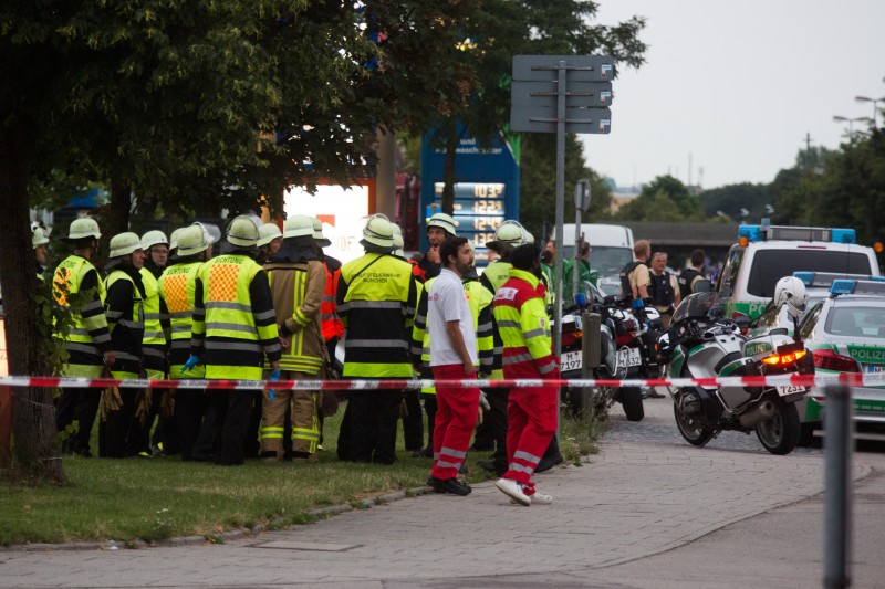 Testemunhas relataram ter visto três homens que estariam carregando armas longas e abriram fogo contra quem passava