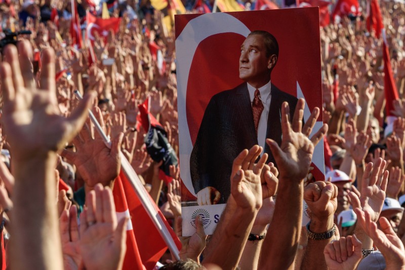 Milhares de militantes do partido de oposição a Erdogan exigiram democracia