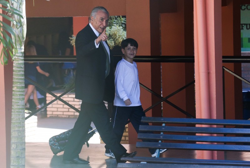 O presidente interino Michel Temer, busca o filho Michelzinho na escola, no Lago Sul 