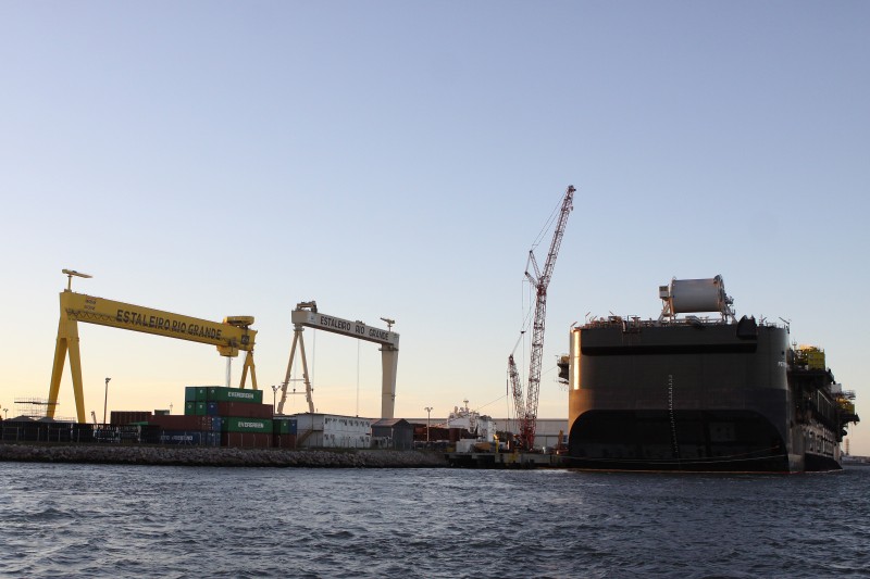 Imenso pórtico do Estaleiro Rio Grande, que já foi símbolo de progresso do município, se transformou em um retrato dos prejuízos e do desemprego que assolam a cidade portuária