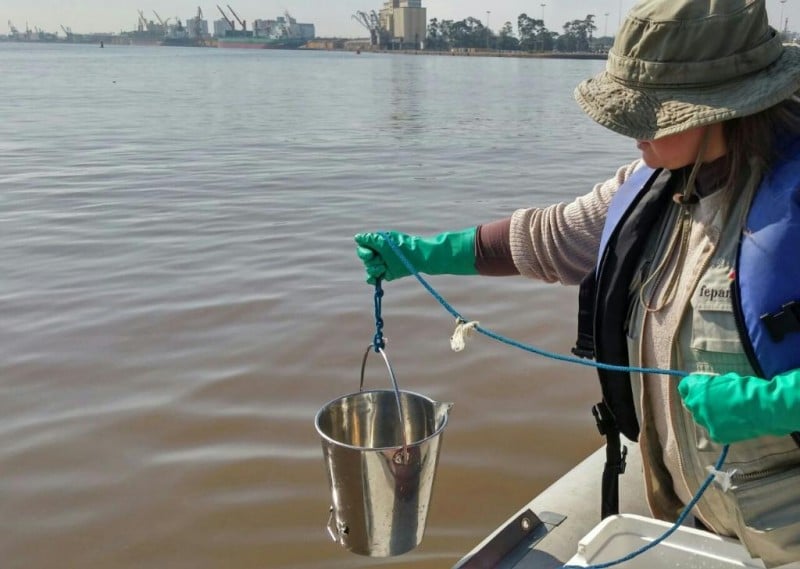 Técnicos da Fepam fazem coleta de amostras de água no lago Guaíba para testes
