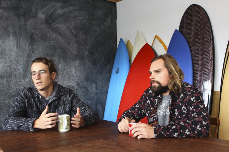  Zuch e Linhares, s&oacute;cios da Surfari, hoje est&atilde;o em viagem pelo Brasil para realizar a segunda edi&ccedil;&atilde;o do Reconhecendo o Surf Foto: ANTONIO PAZ/JC