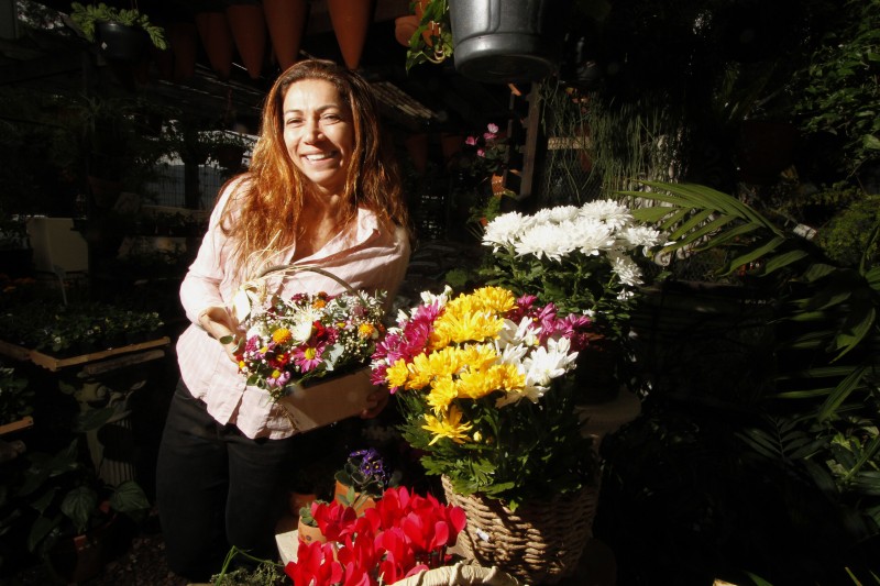 Devido aos baixos salários ofertados, Rosemeire apostou nas flores Foto: MARCELO G. RIBEIRO/JC