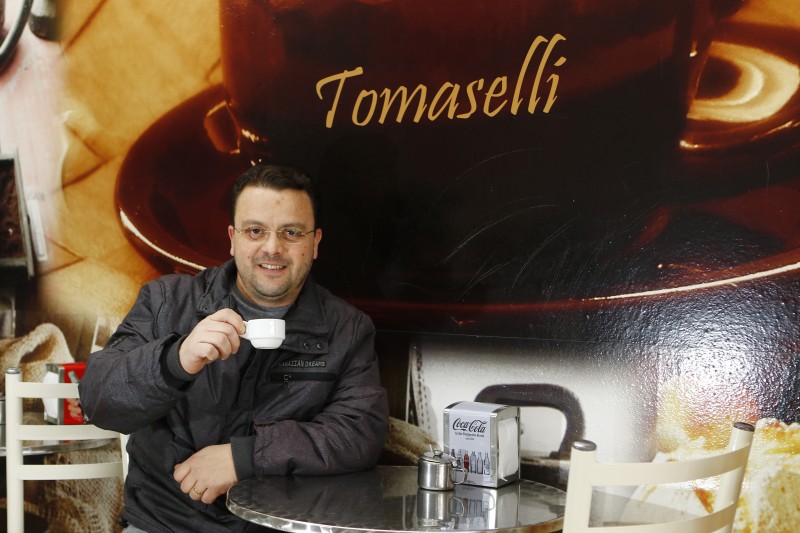 Com as vendas em baixa, Dutra substituiu a loja de roupas por padaria  Foto: FREDY VIEIRA/JC