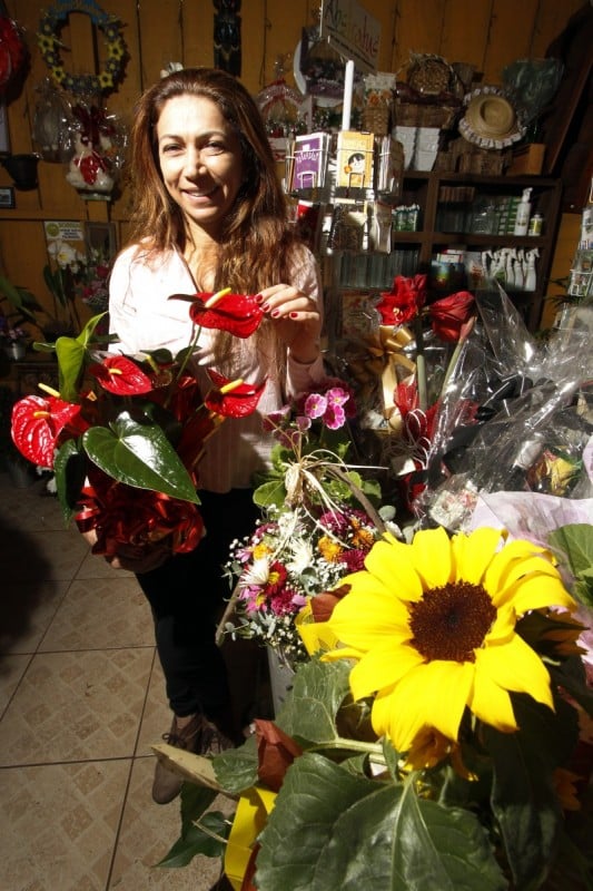  Entrevista com Rosemeire da Silva, propriet&aacute;ria da Cabana das Flores, estabelecimento que fica na Estrada Jo&atilde;o Oliveira Remi&atilde;o, 1200, Lomba do Pinheiro    na foto: algumas das plantas e flores em venda   Foto: MARCELO G. RIBEIRO/JC