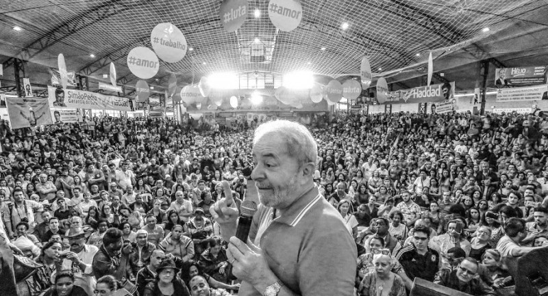Apesar do momento adverso, Lula ainda lidera sondagens sobre 2018