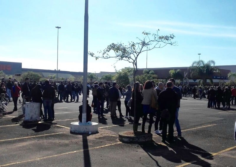 Centenas de funcionários do Walmart ficam no estacionamento após evacuação de prédio