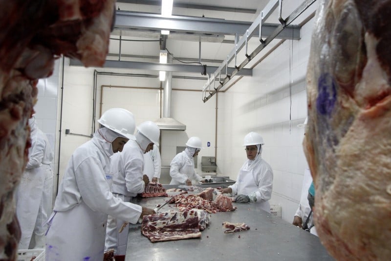No acumulado dos quatro primeiros meses do ano, país exportou 420,43 mil toneladas de carne bovina