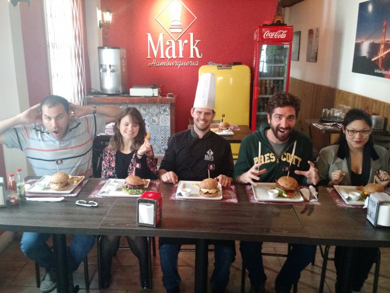 O uso dos guardanapos durante a refei&ccedil;&atilde;o vale pelo sabor completo Foto: Mark Hamburgueria/Divulga&ccedil;&atilde;o/JC