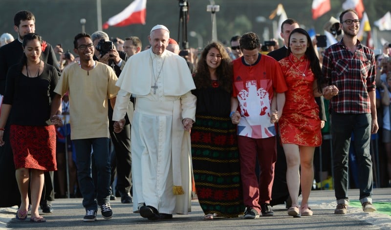 Papa caminha com jovens de diferentes países durante encontro da juventude na Polônia