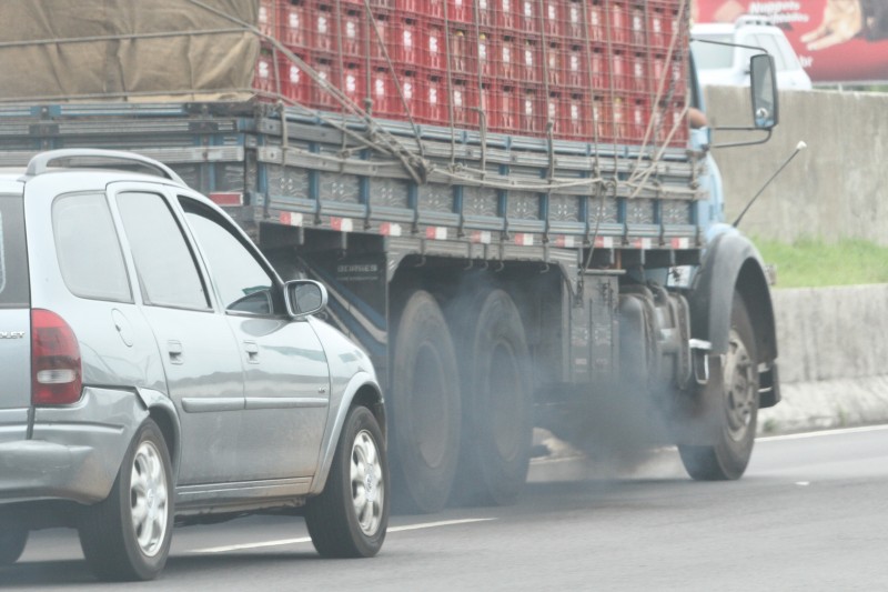Caminhões lançam fumaça espessa e poluente 