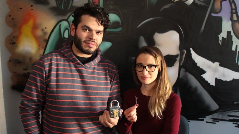 Lucas e Thais, mais o s&oacute;cio Leonardo, inventaram eles mesmos as hist&oacute;rias e truques das salas Foto: Roberta Fofonka/JC