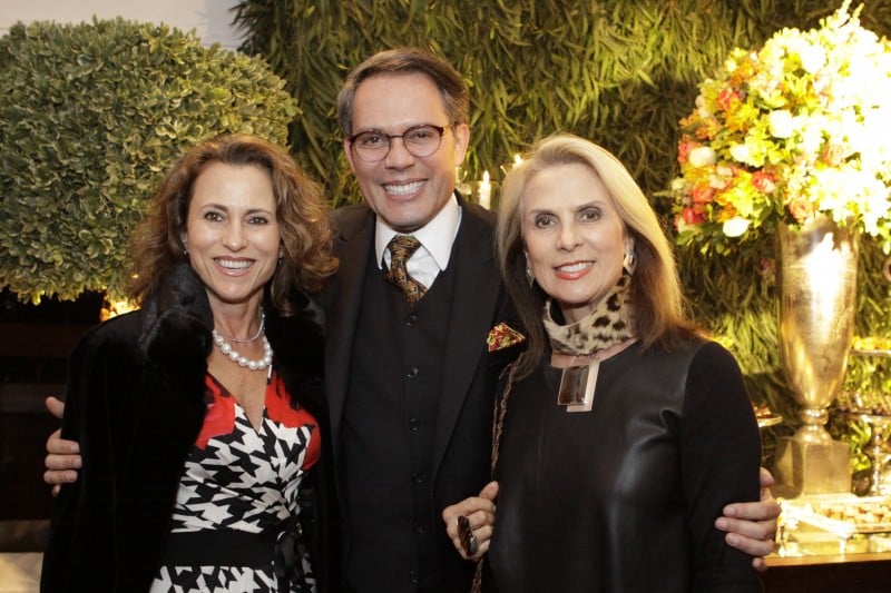O aniversariante Luiz Jacintho Pilla entre Ana Helena Jardim e Gloria Corbetta