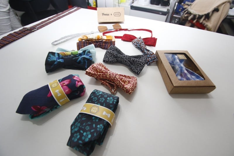  Gabriel Baron Bastos faz gravatas com tecidos reutiliz&aacute;veis.   Foto: FREDY VIEIRA/JC