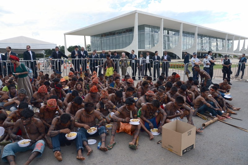 Índios mundurukus, do Pará, protestaram contra os danos em sua reserva diante do Palácio do Planalto