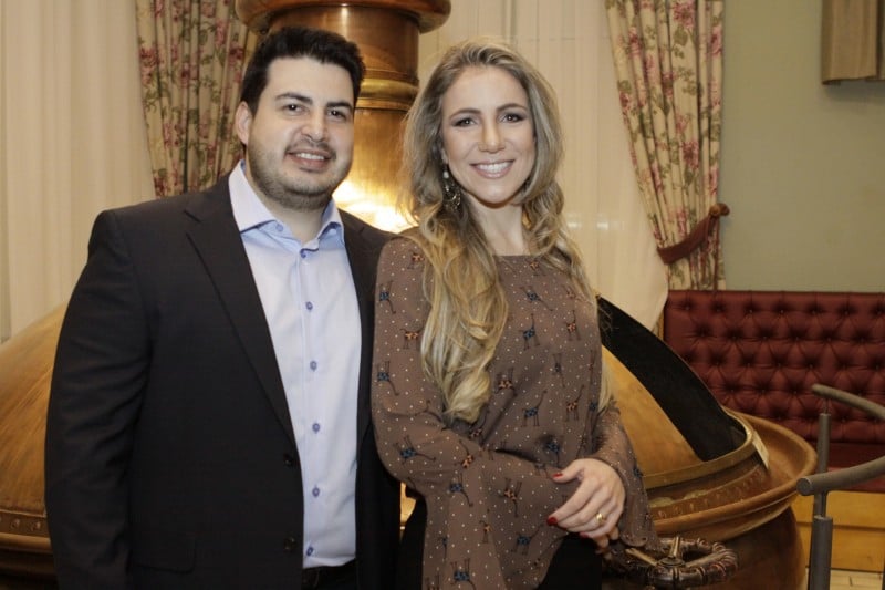 Walter Guizzardi Junior e Daiane Caliari Guizzardi recepcionaram os convidados na inauguração 