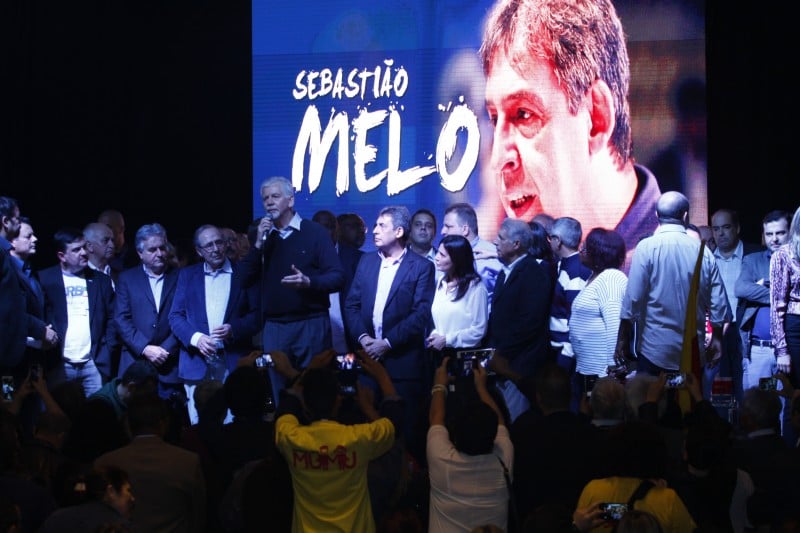 José Fortunati (microfone) confirmou deputada na chapa de Sebastião Melo na Capital