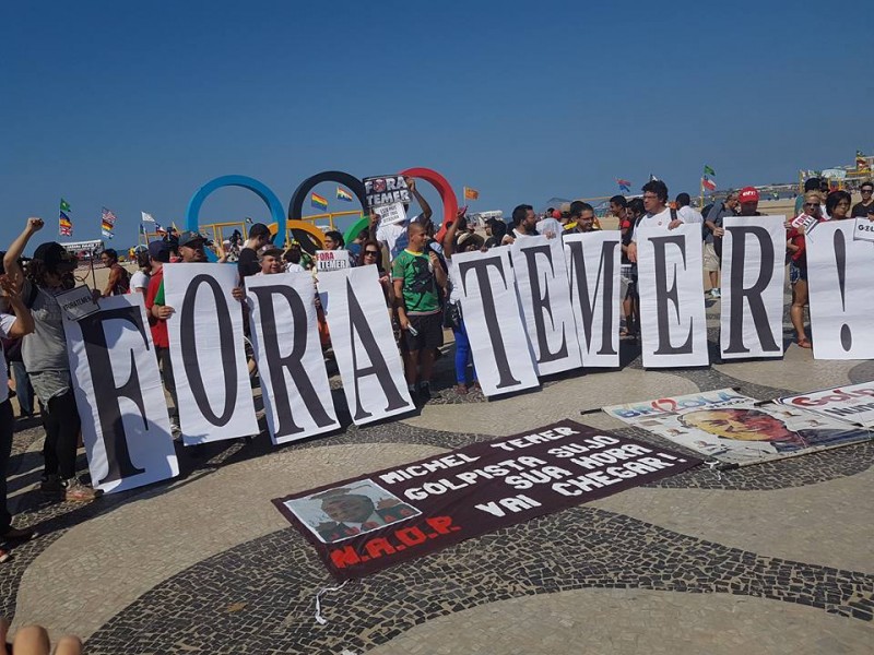 Manifestação ocorre no calçadão da praia e na calçada em frente ao Hotel Copacabana Palace