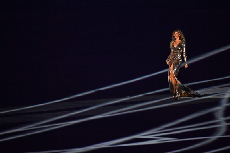 Giselle Bündchen desfilou no Maracanã, ao som de Garota de Ipanema