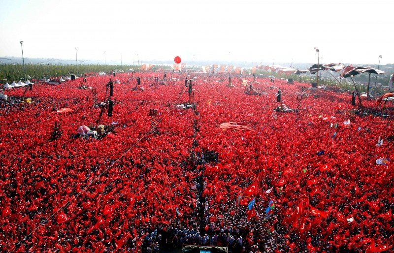 Com transporte gratuito de todo o país, mais de um milhão lotam ruas de Istambul