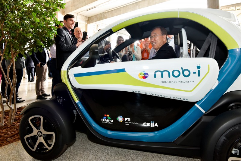 Secretário Geral da ONU Ban Ki-moon, testa carro elétrico de Itaipu