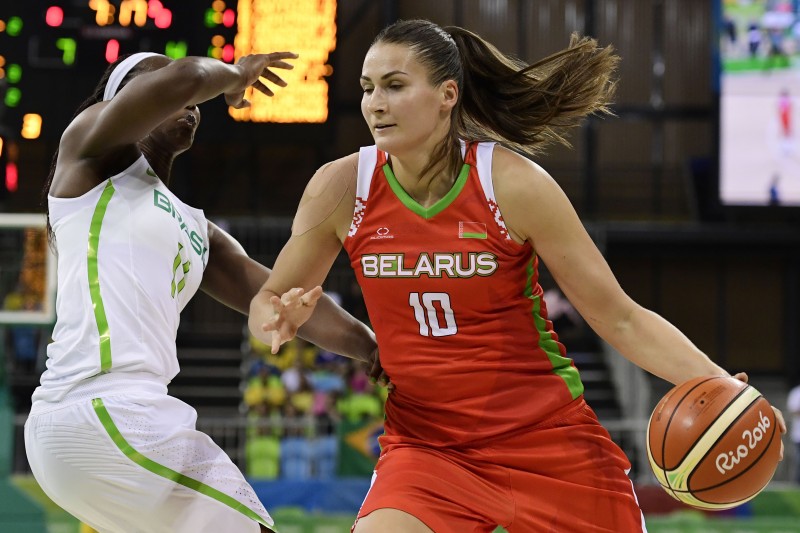 Anastasia Verameyenka (D) e Clarissa Santos (E) durante a partida