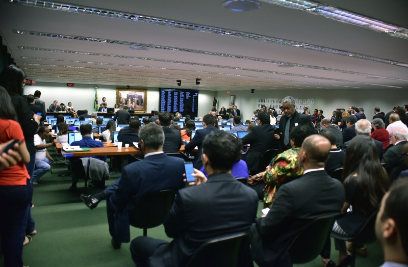 Auditório lotado de deputados e servidores na votação da CCJ sobre teto de gastos