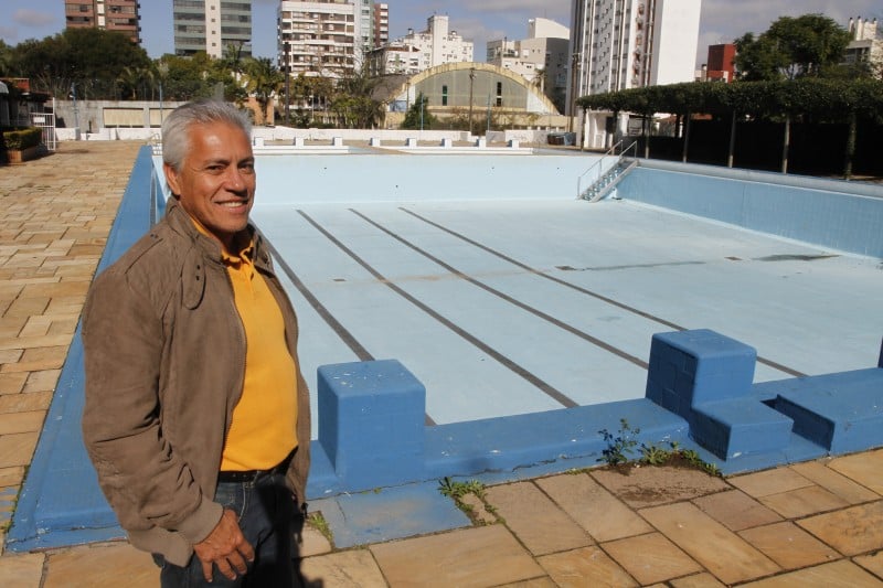 Adelmann mostra o antigo prédio da Sociedade Germânia, uma das precursoras na negociação com o mercado imobiliário, com a troca do terreno no bairro Independência por andares de um prédio na mesma área