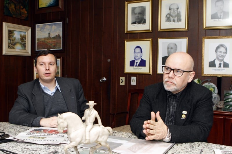 Adelmann mostra o antigo prédio da Sociedade Germânia, uma das precursoras na negociação com o mercado imobiliário, com a troca do terreno no bairro Independência por andares de um prédio na mesma área