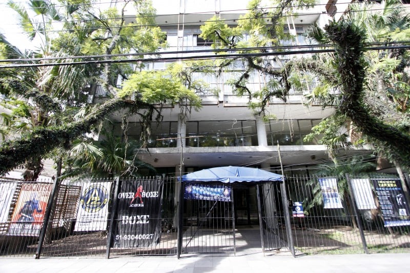 Adelmann mostra o antigo prédio da Sociedade Germânia, uma das precursoras na negociação com o mercado imobiliário, com a troca do terreno no bairro Independência por andares de um prédio na mesma área