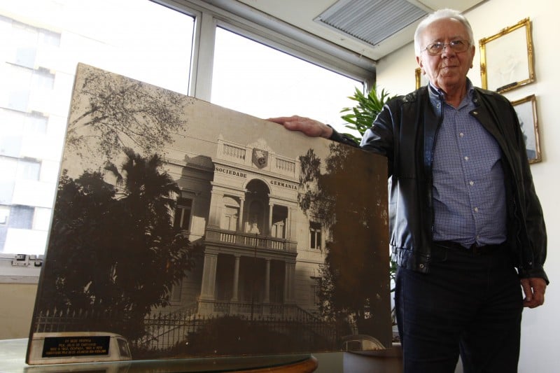 Adelmann mostra o antigo prédio da Sociedade Germânia