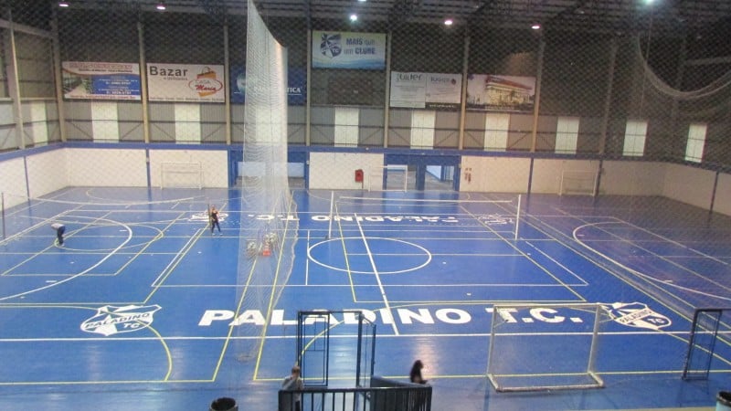 Adelmann mostra o antigo prédio da Sociedade Germânia, uma das precursoras na negociação com o mercado imobiliário, com a troca do terreno no bairro Independência por andares de um prédio na mesma área