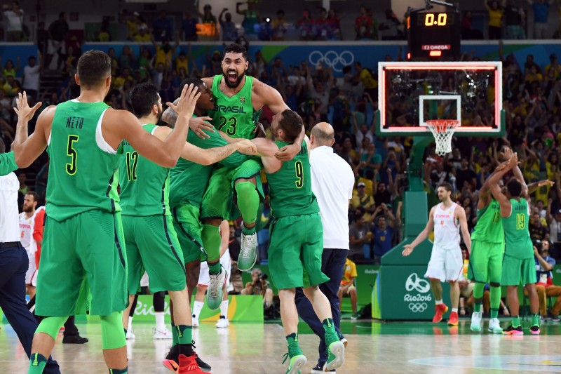 Nos últimos segundos, Brasil vence Espanha por 66 a 65 no basquete  masculino